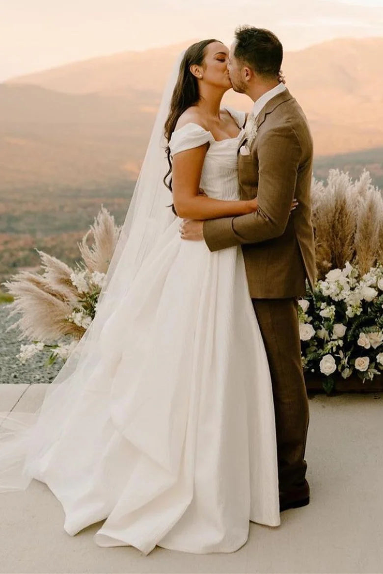 Vestido de novia de capas con corte A y hombros descubiertos